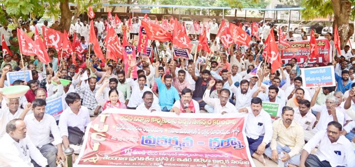 భవన నిర్మాణ కార్మికులకు పెన్షన్ ఇవ్వాలి