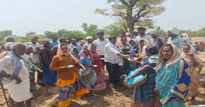 ఉపాధి కూలీలకు మజ్జిక ప్యాకేట్స్ పంపిణీ