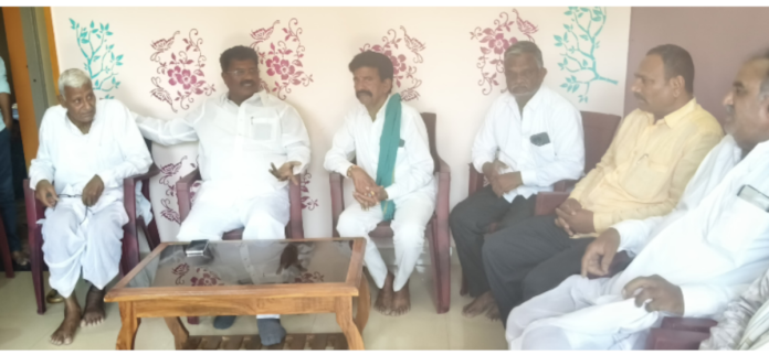 Former MLA Shinde visits the family of the deceased