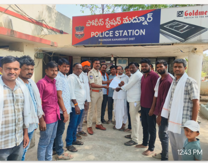 అక్రమంగా ఆవులను తరలించకుండా నిఘా పెట్టండి..ఎస్సైకి వినతిపత్రం