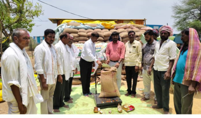 కొనుగోలు కేంద్రాల్లో రైతులకు ఇబ్బందులు కలగకుండా చూడాలి: ఆర్డిఓ
