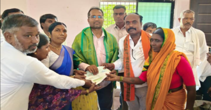 చెక్కుల మంజూరులో ఎమ్మెల్యే కృషి అభినందనీయం: సర్పంచ్
