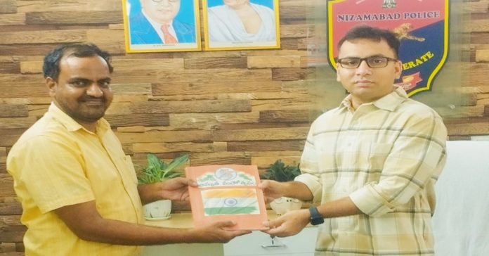 అడిషనల్ డీసీపీని కలిసిన సామాజిక సేవకులు
