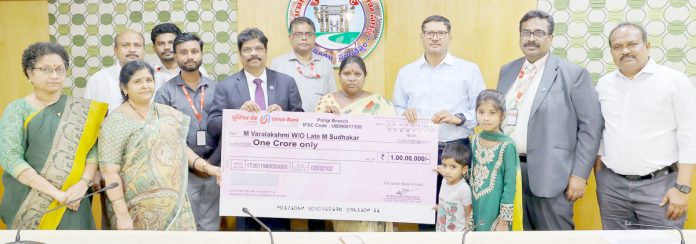 రోడ్డు ప్రమాదాల్లోమరణించినఉద్యోగుల కుటుంబాలకు ఆర్టీసీ భరోసా