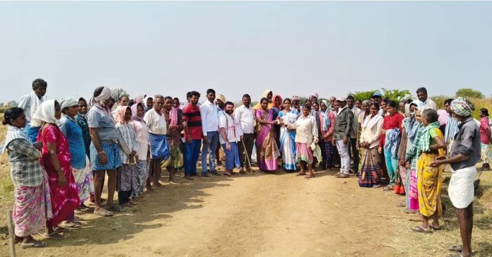 ఉపాధి కూలీలకు అండగా దేవరాంపల్లి సర్పంచ్