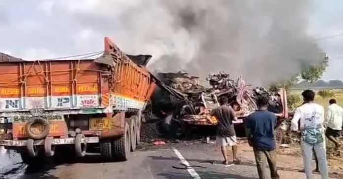 ఘోర రోడ్డు ప్రమాదం..ఇద్దరు సజీవ దహనం
