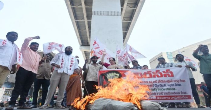 బండి భగీరథ్ను తక్షణమే అరెస్టు చేయాలి
