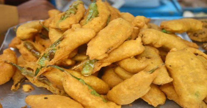 బజ్జీలు తిని 11 మందికి అస్వస్థత