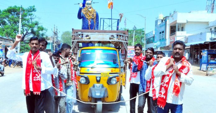 ఆటోలకు తాళ్లు కట్టి లాగి నిరసన