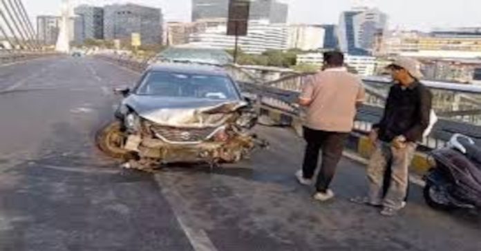 కేబుల్ బ్రిడ్జిపై రోడ్డు ప్రమాదం..నలుగురికి తీవ్ర గాయాలు