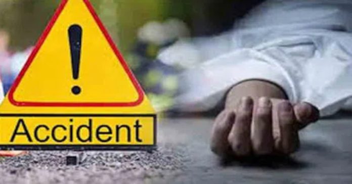 బైక్ను ఢీకొన్న లారీ..ఇద్దరు మృతి