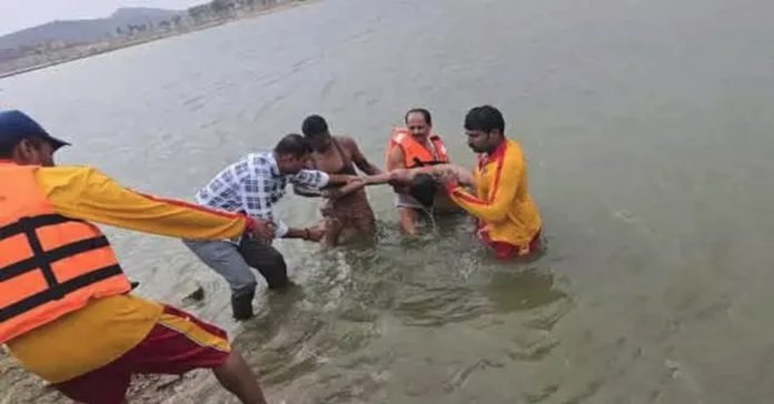 ఈతకు వెళ్లి ఇద్దరు యువకులు మృతి