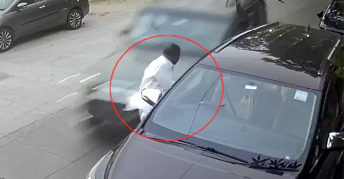 హైదరాబాద్ లో దారుణం.. న్యాయవాదిని కారుతో ఢీకొట్టిన దుండగులు