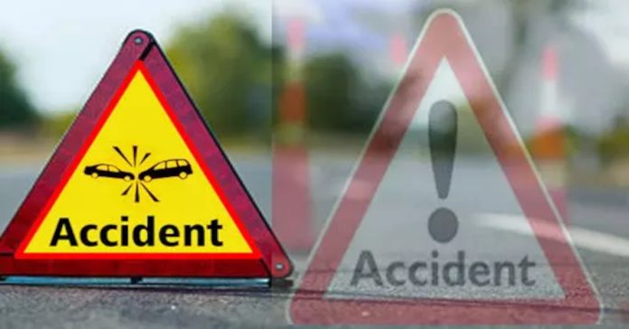 బైక్ను ఢీకొట్టిన కారు.. తల్లీకూతురు మృతి