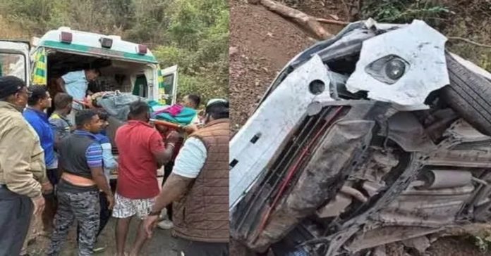 లోయలో పడిన స్కార్పియో.. 8 మంది మృతి