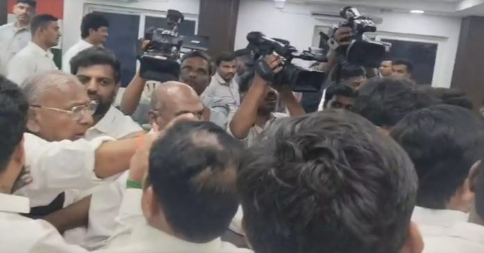 గాంధీ భవన్లో కాంగ్రెస్ నేతల ఘర్షణ