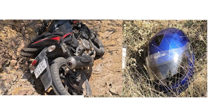 Theft in Karimnagar gold shop.. Thieves' bike and helmet found near Dharmapuri Godavari