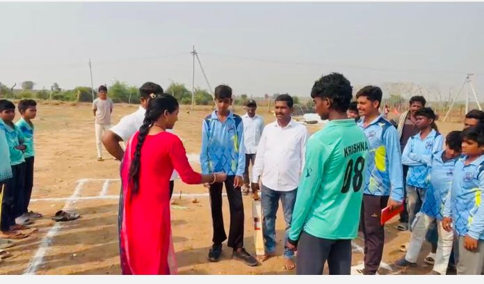 అండర్ -19 క్రికెట్ టోర్నమెంట్ ప్రారంభించిన సర్పంచ్