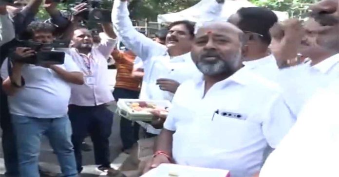 కర్నాటక సీఎంగా డీకే శివకుమార్..ఇంటి వద్ద అనుచరుల సంబరాలు