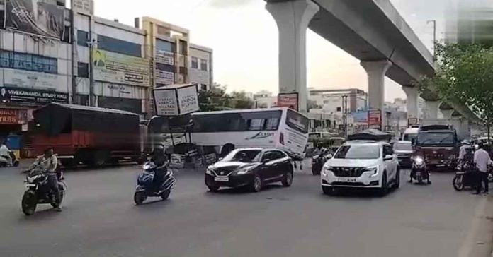 ట్రావెల్స్ మినీ బస్సును ఢీకొన్న లారీ