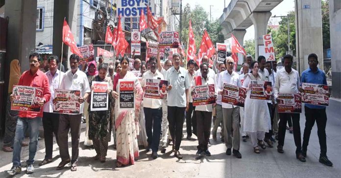 CPI(M) protest at RTC Cross Road protesting ED raids on Vijayan's houses
