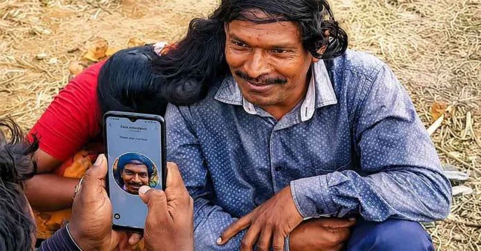 ఉపాధి హామీ..గుండుతో కూలీ..హాజరునమోదుకు కష్టాలు