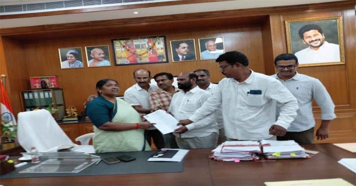 మంత్రి సీతక్కను కలిసిన ఉపాధి హామీ ఉద్యోగుల జేఏసీ