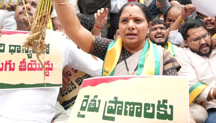 సచివాలయం ముందు కవిత నిరసన