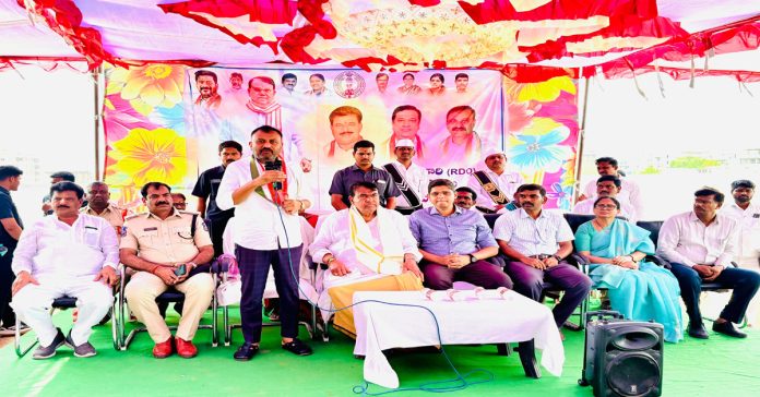 ప్రజా సమస్యలను అధికారులు సత్వరమే పరిష్కరించాలి: ఎమ్మెల్యే తోటా లక్ష్మి కాంతారావు