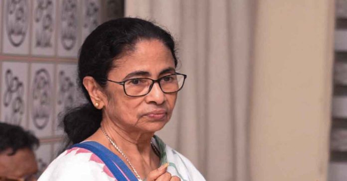 మమతా బెనర్జీపై కేసు నమోదు