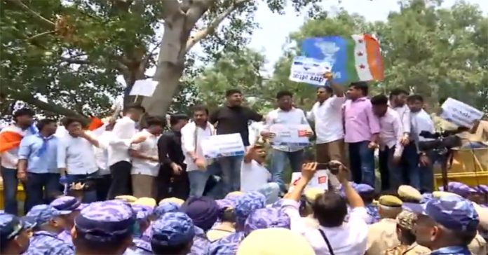 నీట్ పరీక్ష రద్దు..ఢిల్లీలో విద్యార్థి సంఘాలు ఆందోళనలు