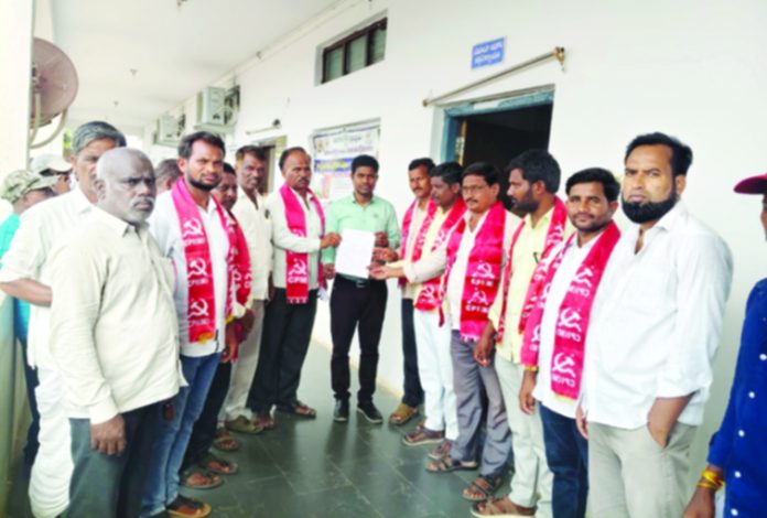 సీఎం ఊర్లో వైభవం..
ఇతర ఊర్లు గుంతలమయం