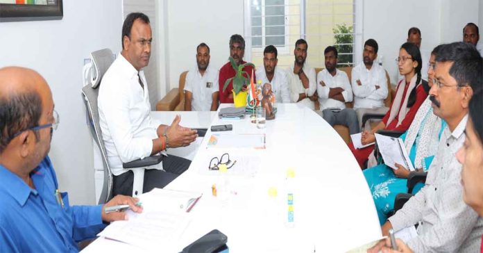 పది రోజుల్లో కల్లాలలో ధాన్యం కొనుగోలు ప్రక్రియ పూర్తిచేయాలి