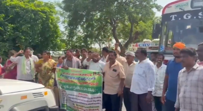 మహబూబాబాద్ లో మొక్కజొన్న కొనుగోలు చేయాలని రైతుల రాస్తారోకో