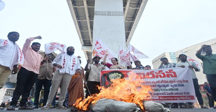 బండి భగీరథ్ను తక్షణమే అరెస్టు చేయాలి