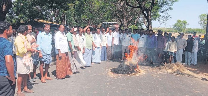Farmers protest, demanding procurement of grain.