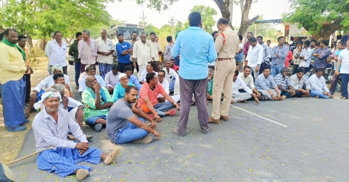 ధాన్యం తరలింపులో జాప్యం..రోడ్డెక్కిన రైతులు