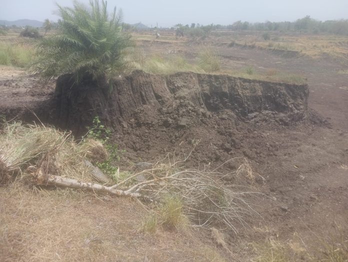 చెరువులో యథేచ్ఛగా అక్రమ తవ్వకాలు