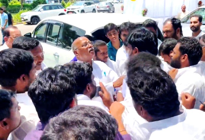 గన్పార్క్ వద్ద కాంగ్రెస్ వర్సెస్ జనసేన