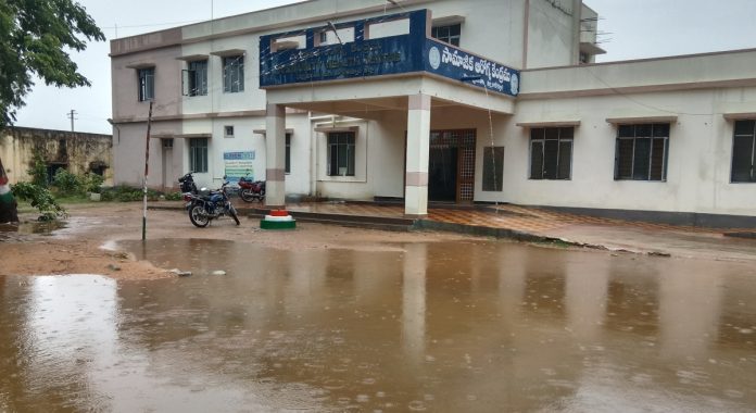 కుంటలను తలపిస్తున్న ప్రభుత్వ కార్యాలయాలు