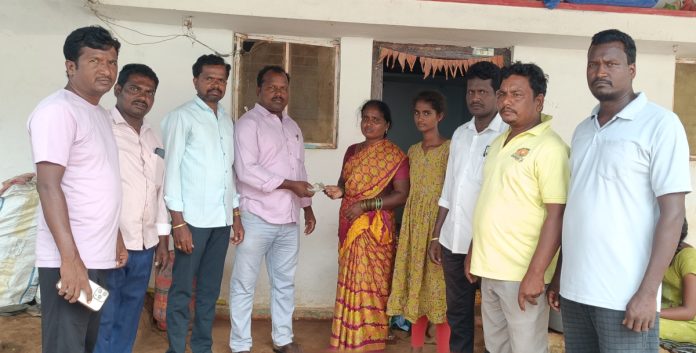 మల్లయ్య కుటుంబానికి స్నేహితుల ఆర్థిక సాయం