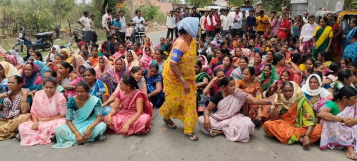 మద్యపానాన్ని నిషేదించాలని గ్రామస్థుల రాస్తారోకో
