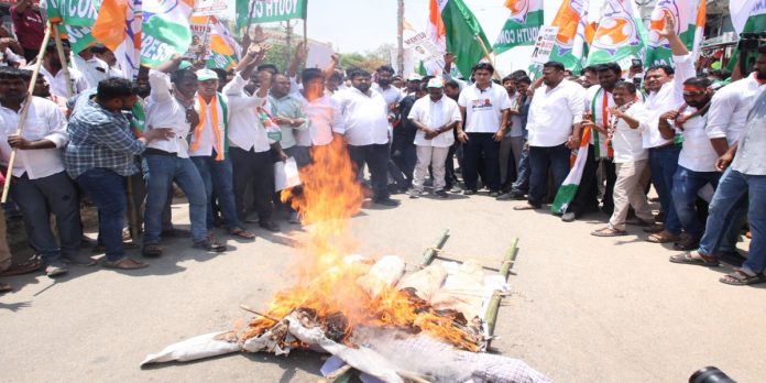 Modi's effigy burned to demand reduction in petrol and diesel prices