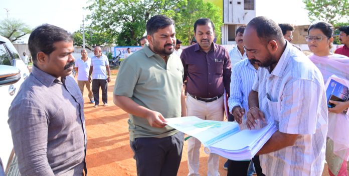 Welfare schemes should be provided to the deserving poor: Collector