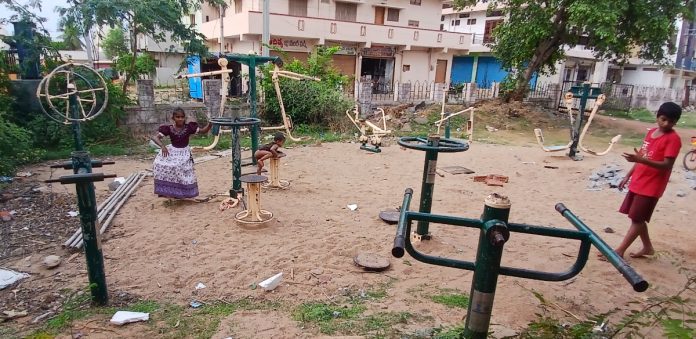 తుప్పు పట్టిన ఓపెన్ జిమ్ పరికరాలు