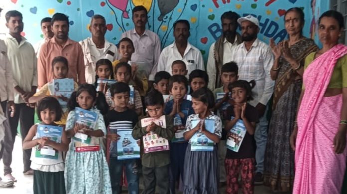 విద్యార్థులకు పాఠ్య పుస్తకాలు, నోటుబుక్కులు పంపిణీ చేసిన సర్పంచ్