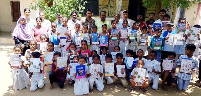 బస్వాపూర్ లో ఉచిత పాఠ్య పుస్తకాల పంపిణీ