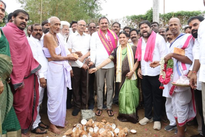 అభివృద్ధి పనులకు శంకుస్థాపన చేసిన ఎమ్మెల్యే బండారి