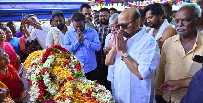 గోదాసి కుమలమ్మ నివాళులర్పించిన మాజీ ఎమ్మెల్సీ
