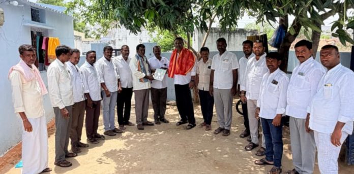 ముఖ్యమంత్రి సహాయ నిధి చెక్కు పంపిణీ
